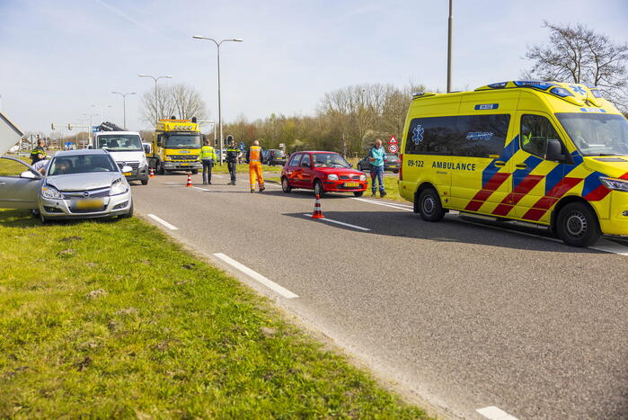 Twee auto's botsen op kruising