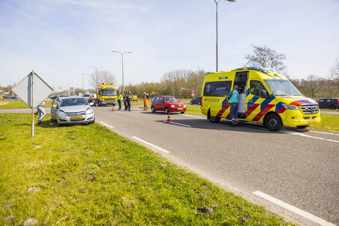 Twee auto's botsen op kruising