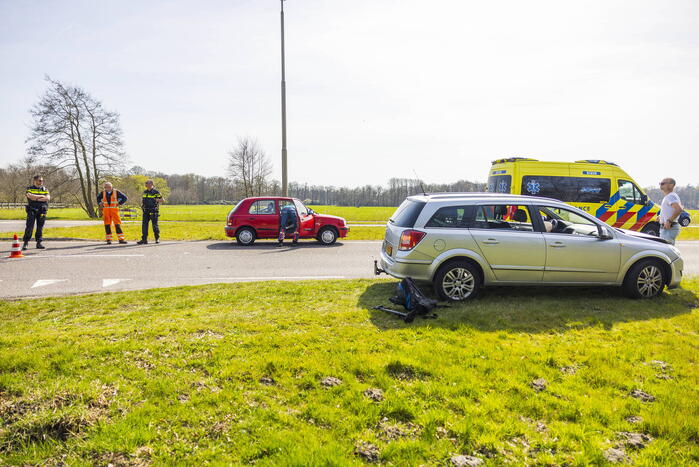 Twee auto's botsen op kruising