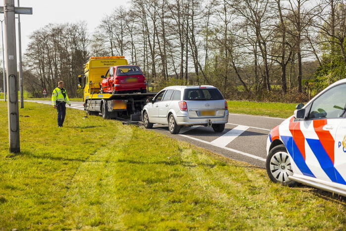 Twee auto's botsen op kruising