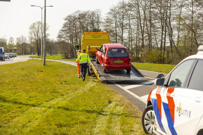 Twee auto's botsen op kruising
