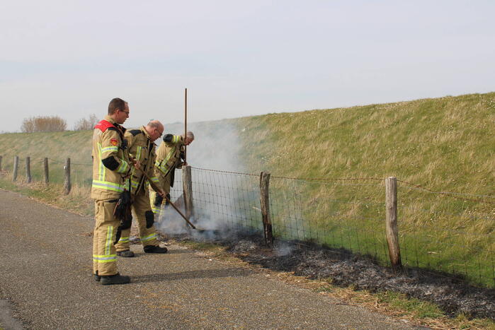 Brand langs dijk snel gedoofd