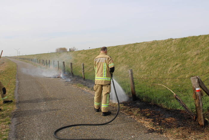 Brand langs dijk snel gedoofd