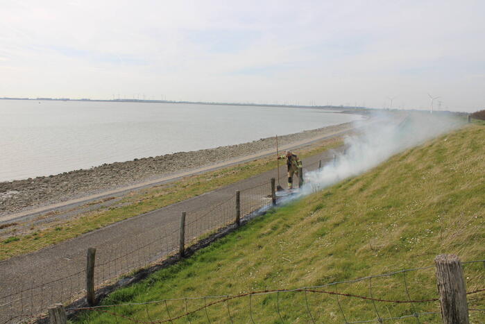 Brand langs dijk snel gedoofd