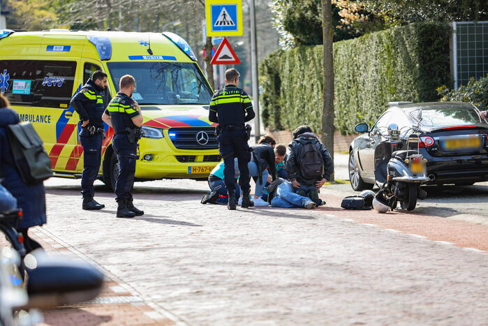Scooter loopt flinke schade op bij verkeersongeval