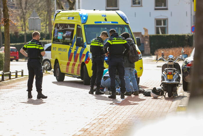 Scooter loopt flinke schade op bij verkeersongeval