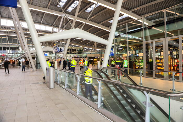 Centraal station deels ontruimd na aantreffen verdacht pakket