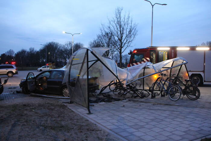 Ravage nadat auto door fietshok heen rijdt