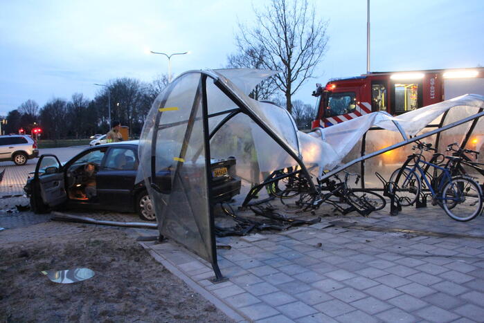 Ravage nadat auto door fietshok heen rijdt