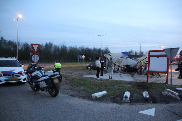 Ravage nadat auto door fietshok heen rijdt