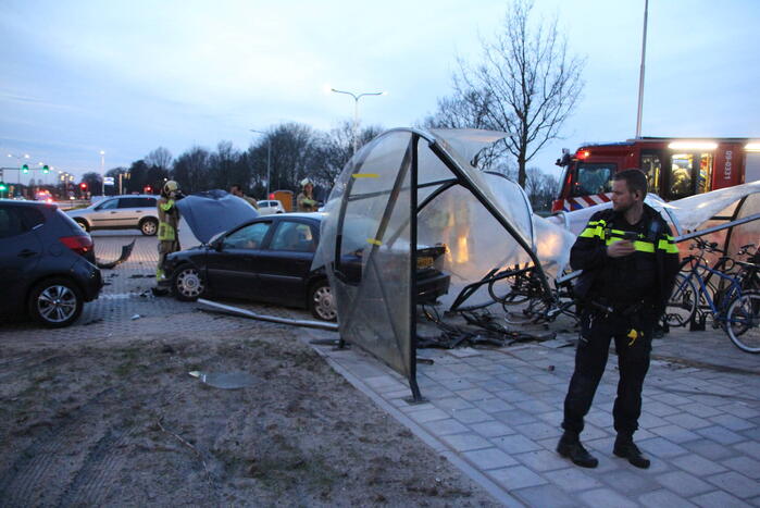 Ravage nadat auto door fietshok heen rijdt