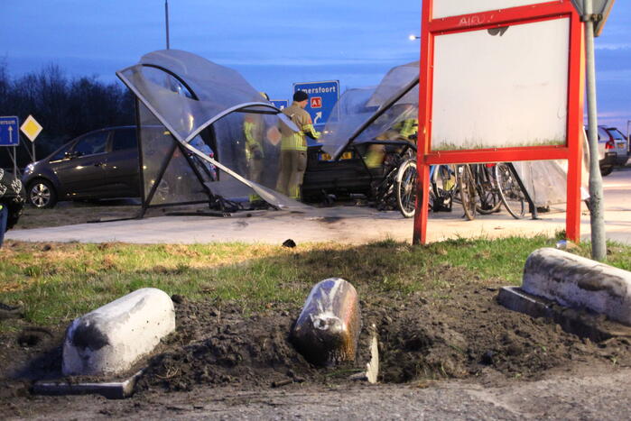 Ravage nadat auto door fietshok heen rijdt