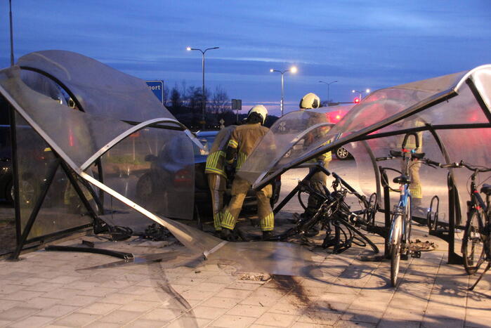 Ravage nadat auto door fietshok heen rijdt