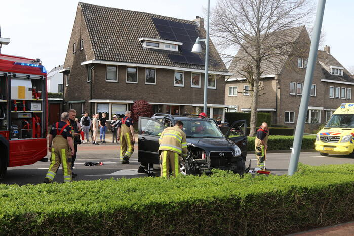 Auto in de kreukels na botsing tegen lantaarnpaal