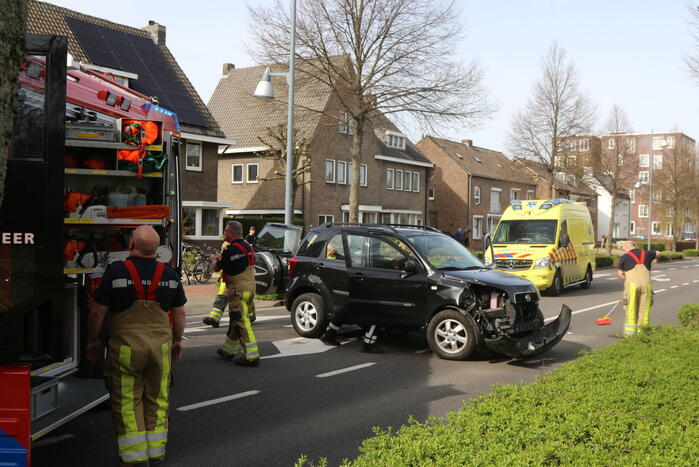 Auto in de kreukels na botsing tegen lantaarnpaal