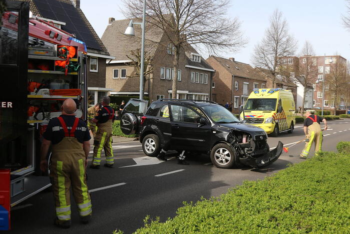 Auto in de kreukels na botsing tegen lantaarnpaal