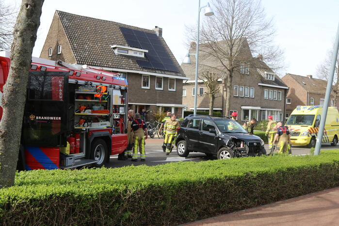 Auto in de kreukels na botsing tegen lantaarnpaal