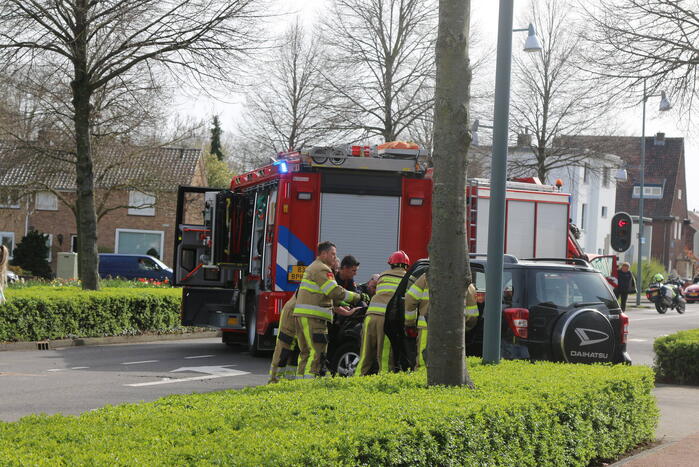 Auto in de kreukels na botsing tegen lantaarnpaal
