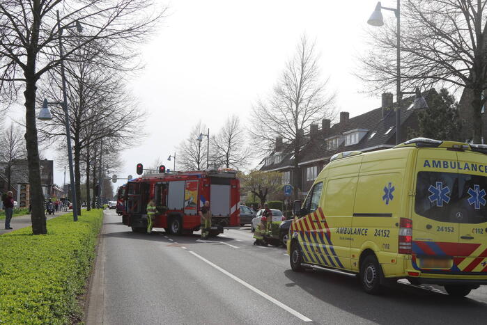 Auto in de kreukels na botsing tegen lantaarnpaal