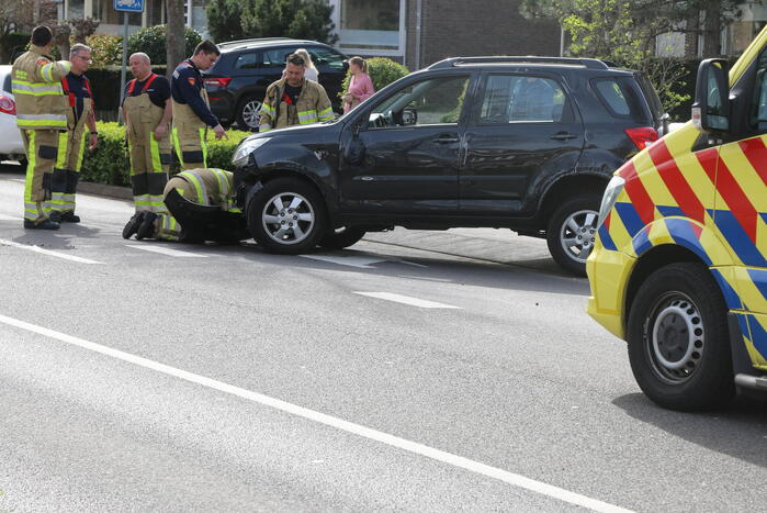 Auto in de kreukels na botsing tegen lantaarnpaal