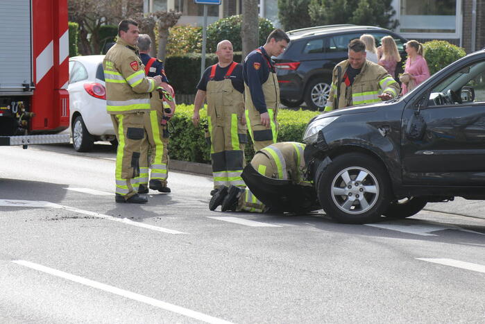 Auto in de kreukels na botsing tegen lantaarnpaal