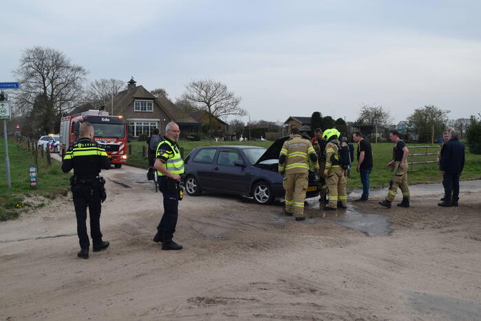 Auto vliegt tijdens rijden in brand