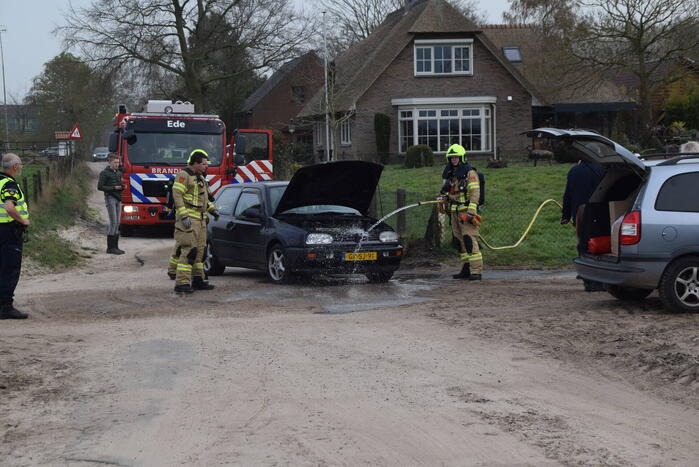 Auto vliegt tijdens rijden in brand