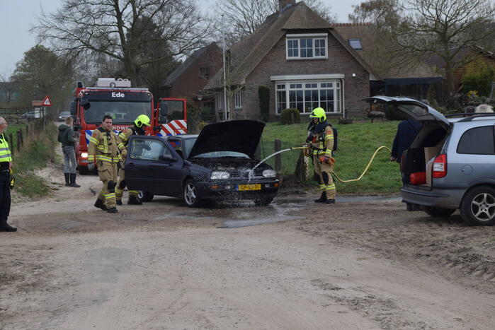 Auto vliegt tijdens rijden in brand