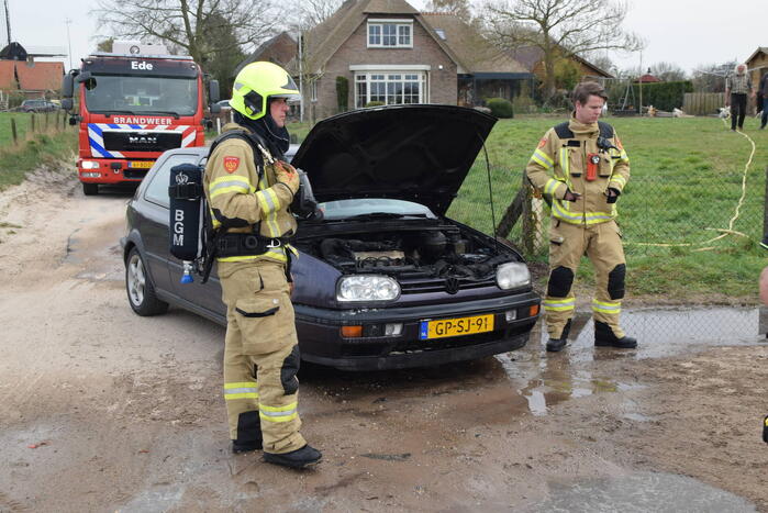 Auto vliegt tijdens rijden in brand