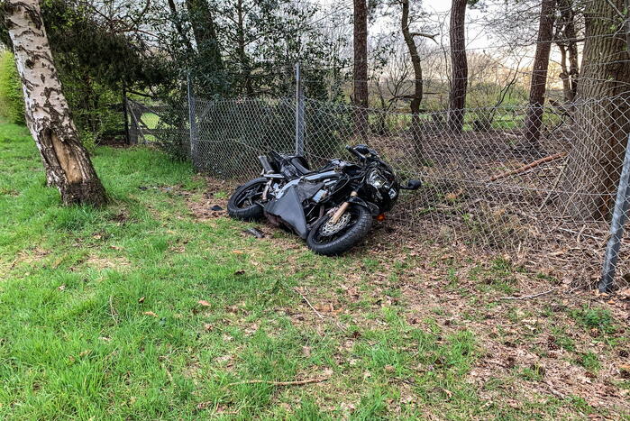 Bestuurder motor gaat ervandoor na ongeval