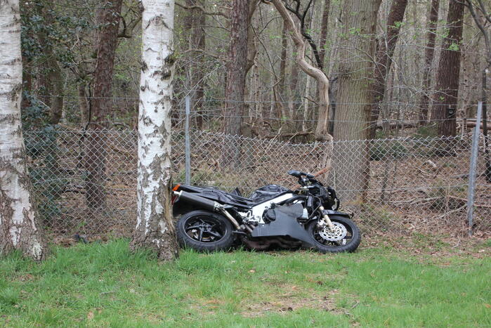 Bestuurder motor gaat ervandoor na ongeval