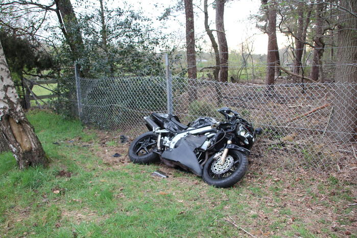 Bestuurder motor gaat ervandoor na ongeval