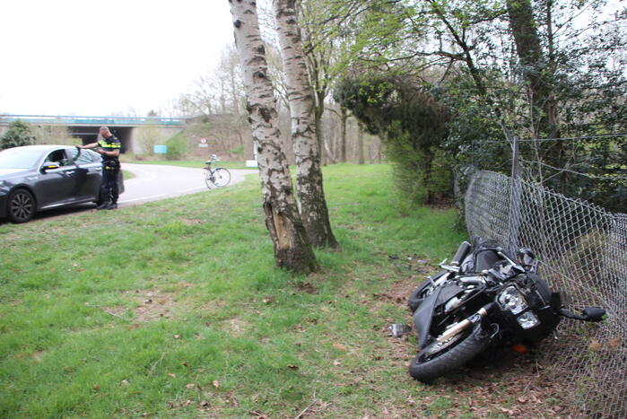 Bestuurder motor gaat ervandoor na ongeval