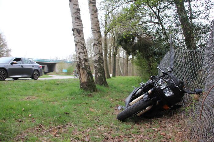 Bestuurder motor gaat ervandoor na ongeval