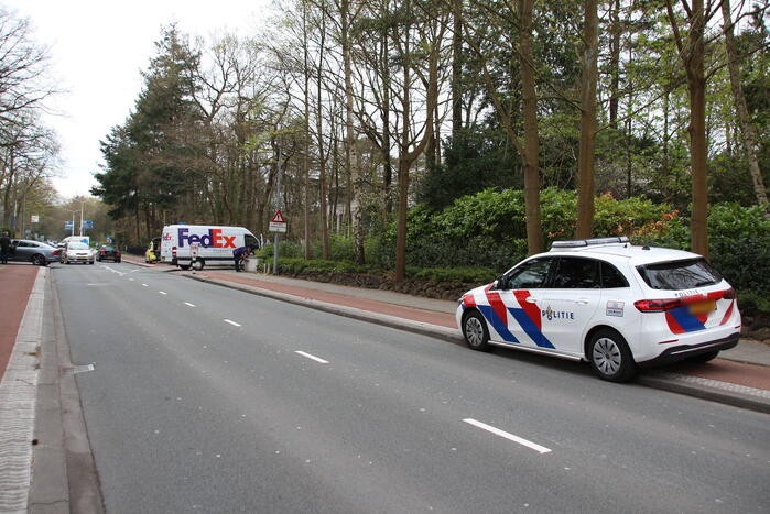 Afslaande pakketbezorger botst op speed pedelec