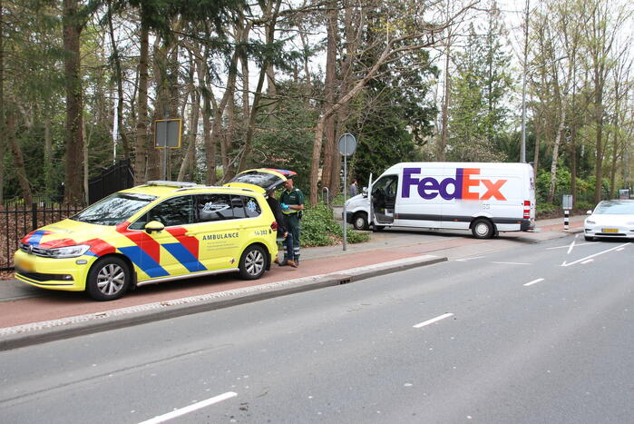 Afslaande pakketbezorger botst op speed pedelec