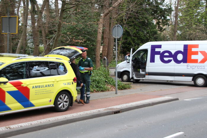 Afslaande pakketbezorger botst op speed pedelec