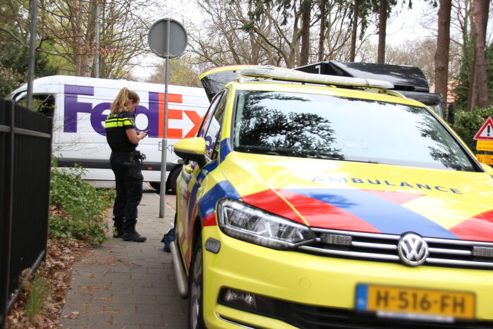 Afslaande pakketbezorger botst op speed pedelec