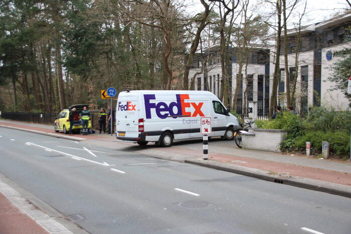 Afslaande pakketbezorger botst op speed pedelec