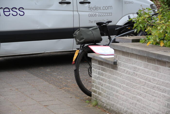 Afslaande pakketbezorger botst op speed pedelec