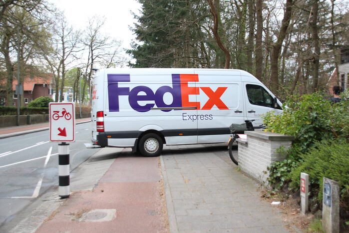 Afslaande pakketbezorger botst op speed pedelec