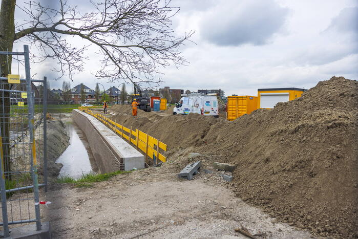 Water spuit uit nieuwe kademuur door gesprongen waterleiding