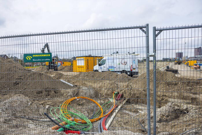 Water spuit uit nieuwe kademuur door gesprongen waterleiding