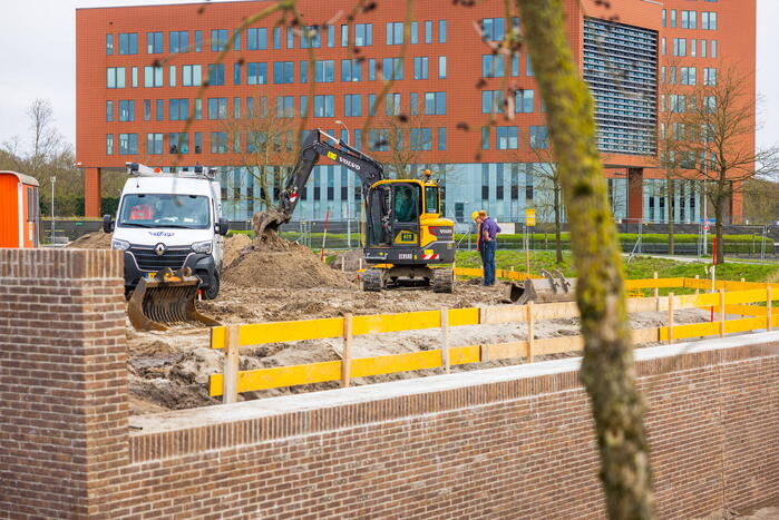 Water spuit uit nieuwe kademuur door gesprongen waterleiding