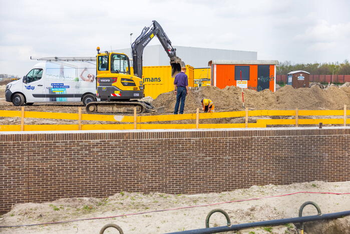 Water spuit uit nieuwe kademuur door gesprongen waterleiding
