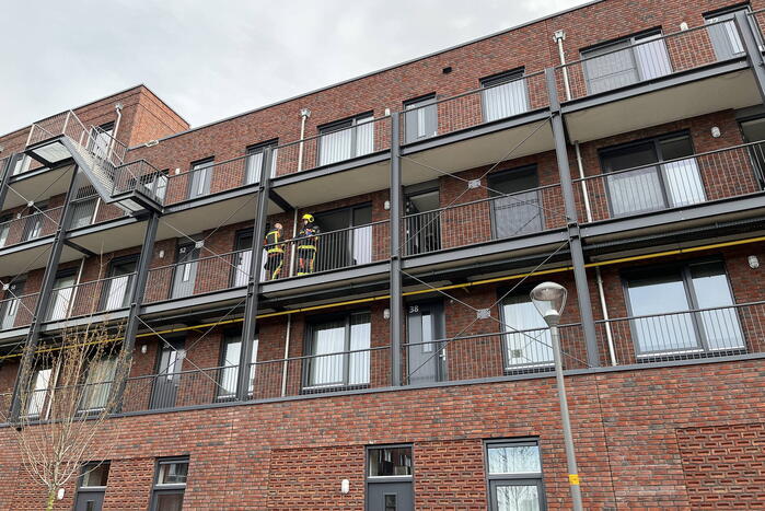 Brandweer doet onderzoek naar brand in flatwoning