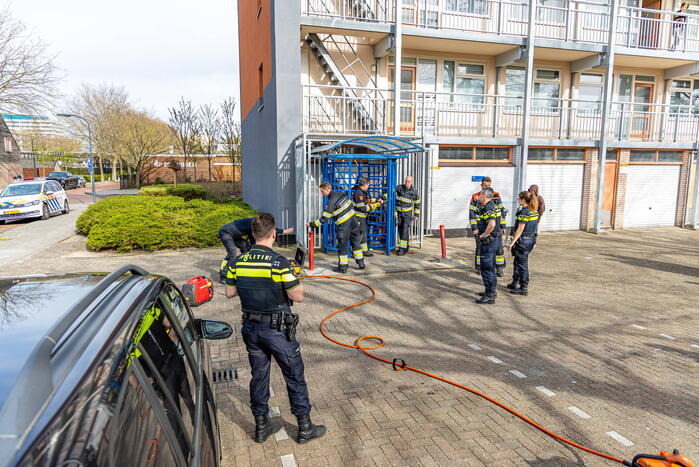 Kind met hoofd vast tussen draaideur