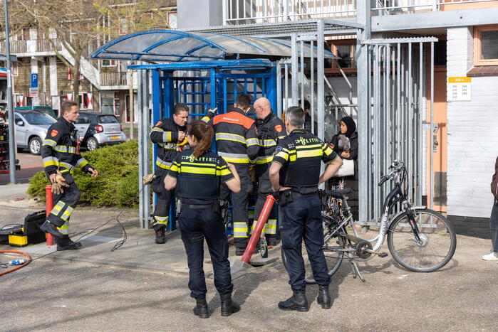 Kind met hoofd vast tussen draaideur