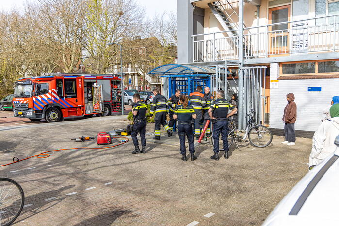 Kind met hoofd vast tussen draaideur