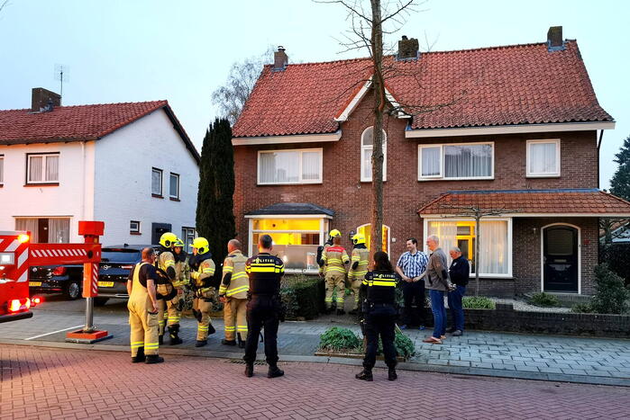 Brandweer inspecteert schoorsteen na brand